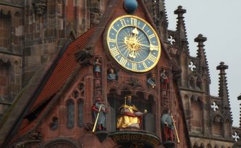 Frauenkirche Nürnberg mit der berühmten Männleinlaufen-Uhr